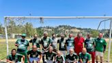 Aztecas, un equipo de fútbol en el que juegan solo adultos mayores - La Opinión