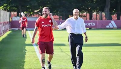 De Rossi welcomes Roma legend Francesco Rocca during training: “He’s a living example of how you should carry yourselves.”