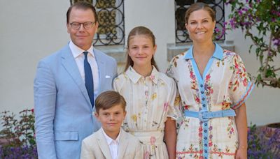 Victoria de Suecia y su hija Estelle, coordinadas con vestidos camiseros de flores