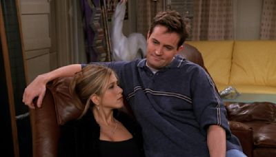 One Pantsless Chandler Moment Was Revealed To Be Unscripted And Jennifer Aniston's Friends Set Reaction Was Priceless