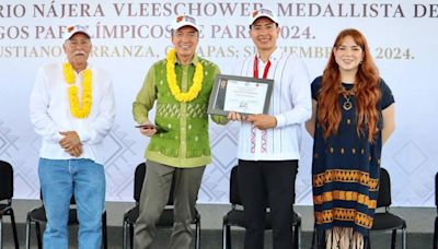 Rutilio Escandón devela placa en honor al medallista Luis Mario Nájera