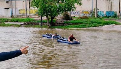 Pareja arriesga su vida y “navega” en el río Santiago