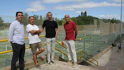 El Ayuntamiento de Palencia renueva el césped artificial de las pistas de tenis de Santa Marina