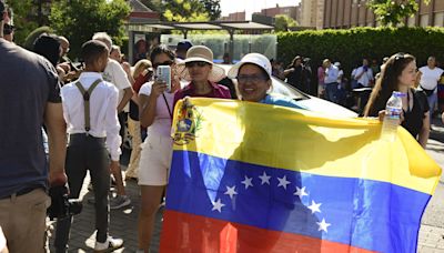 Abren sin incidentes los colegios electorales de los comicios venezolanos en España