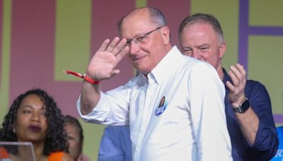 Geraldo Alckmin socorre mulher que passa mal em voo de Brasília a São Paulo