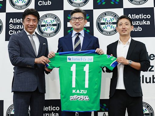 Revelado ao futebol pelo Santos, ídolo japonês assina com novo clube aos 57 anos