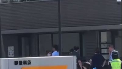 影/為上班睡覺「洗門風」？黑衣男竹科大廠門口跪給同業看 似乎有轉機