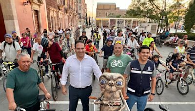 Participa alcalde en rodada nocturna por el día mundial de la bicicleta