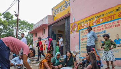 Outside Hathras Hospital, Bodies of Stampede Victims Lay on the Floor, Loud Wails Pierce the Air - News18