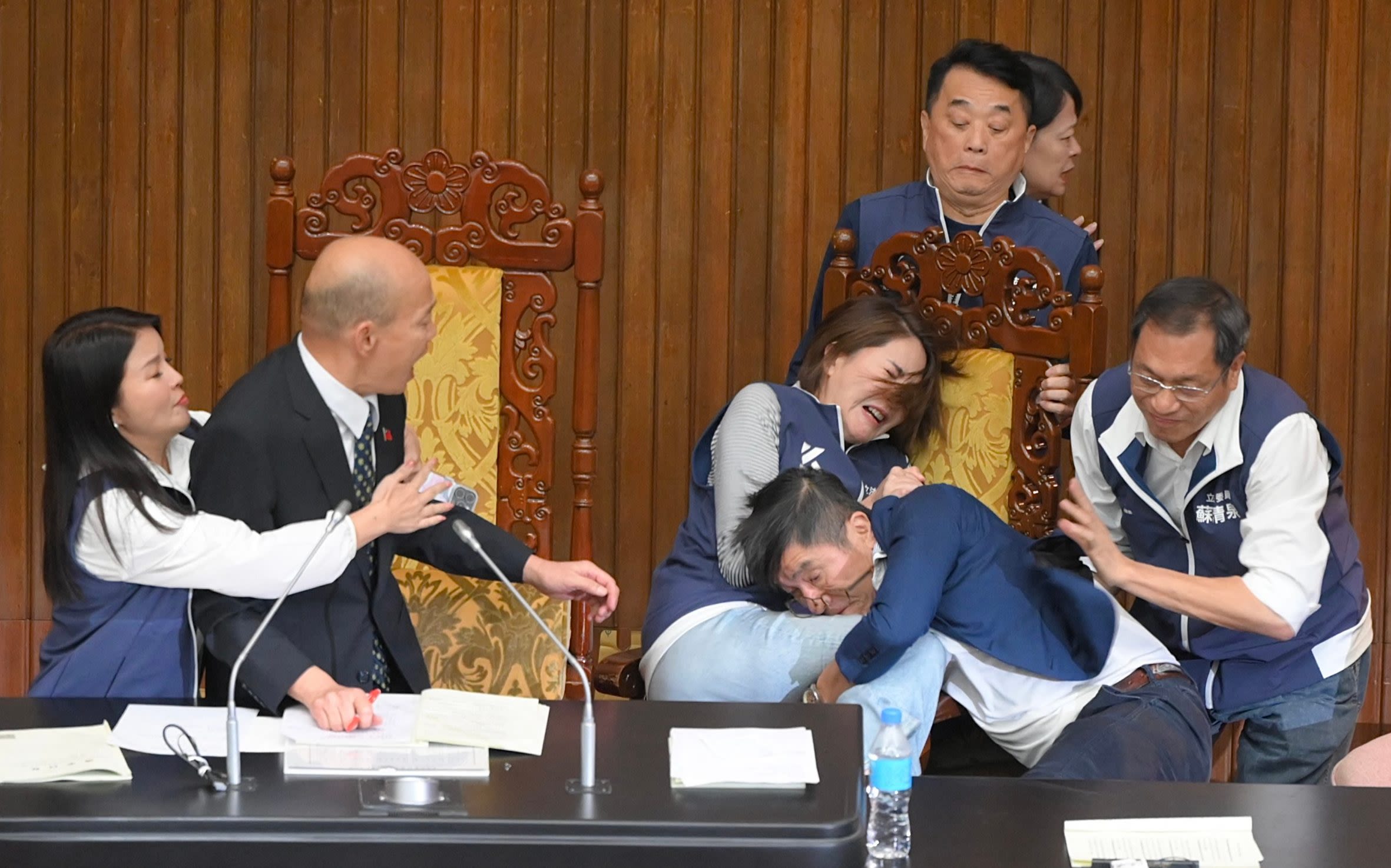 Violence breaks out in chaotic Taiwanese parliament
