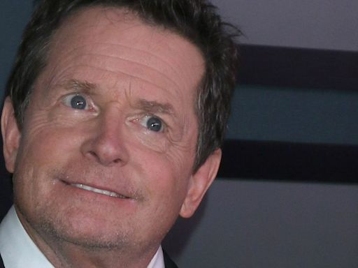 Michael J. Fox, de 'Regreso al futuro', reaparece en silla de ruedas y haciendo un signo de la victoria en plena batalla contra el Parkinson