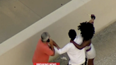 Video muestra a mujer intentando atacar a chofer que chocó su auto en Miami