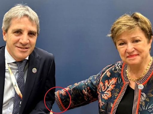 El particular detalle en la foto de Luis Caputo y Kristalina Georgieva que generó revuelo en redes sociales