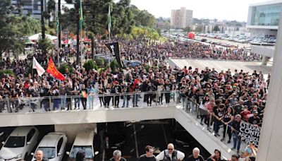 PR: após confusão, deputados votam terceirização de escolas públicas