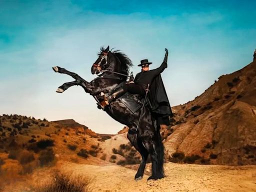 Casado y retirado de las redadas: cómo es la serie que imagina a El Zorro 20 años después, con un ganador del Oscar como protagonista