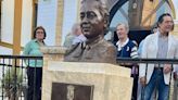 Inaugurado el busto del torero Manolo Cortés en Gines