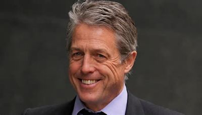 Hugh Grant denunciò il tabloid ‘The Sun’ per averlo spiato. Arrivato l’accordo per un maxi risarcimento