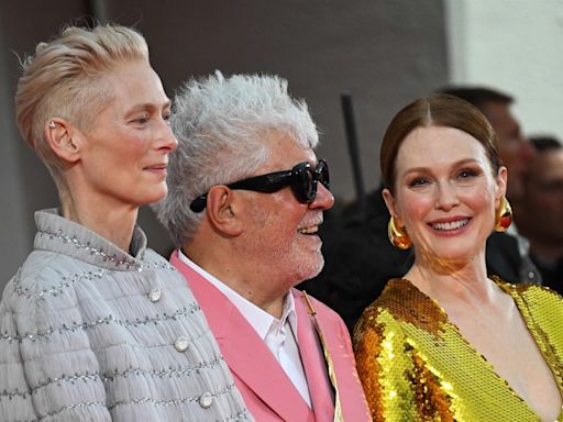 La abrumadora ovación de 17 minutos de Pedro Almodóvar en Venecia junto a Julianne Moore y Tilda Swinton por La habitación de al lado