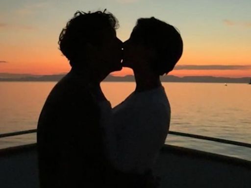 Christian Nodal y su esposa Ángela Aguilar protagonizan romántico beso en el escenario después de su luna de miel