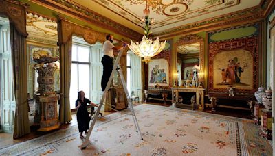 Opulent room leading to the Buckingham Palace balcony opens to public