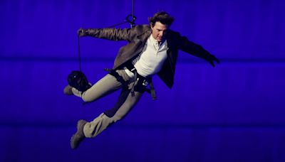 Tom Cruise saltó desde el techo del estadio de Francia en la clausura de los Juegos Olímpicos