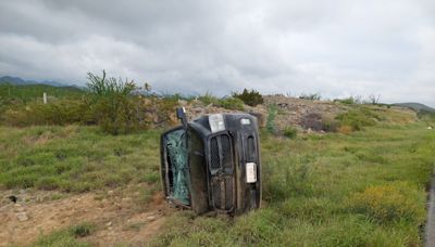 Pavimento mojado ocasionaría la volcadura de una camioneta en Ramos Arizpe