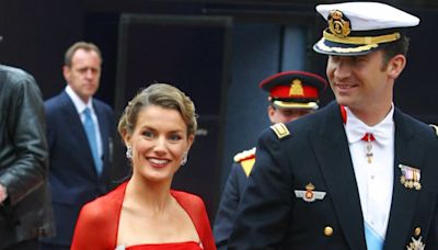 20 años del debut de Letizia ante la realeza europea en la boda de Federico y Mary de Dinamarca: recordamos su vestido rojo de Lorenzo Caprile