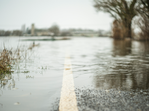 Flash flooding blocks roads and delays traffic