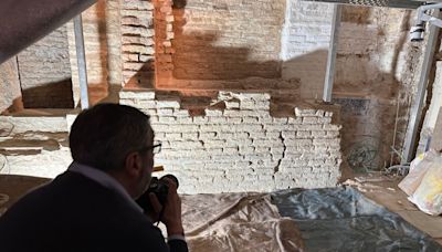 Aflora el muro de cierre de la sinagoga durante las obras de la iglesia de Santa María la Blanca de Sevilla