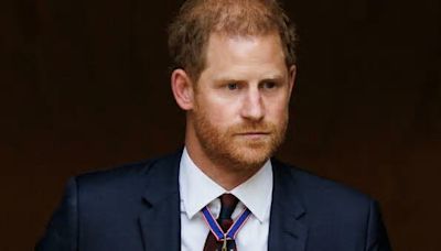 «Harry fugge da Londra e torna da Meghan: partito poche ore dopo la funzione». Bagno di folla e nessun incontro con Carlo