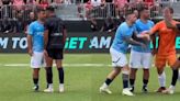 Kun Agüero juega al futbol con amigos en Estados Unidos y casi termina a las trompadas