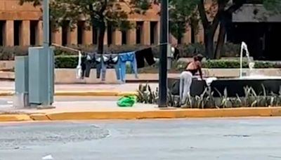 VIDEO: Mujer es sorprendida lavando la ropa en fuente pública en León