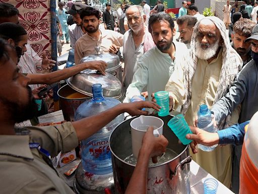 Pakistan heatwave: Hundreds treated for heatstroke as temperatures soar to over 50C