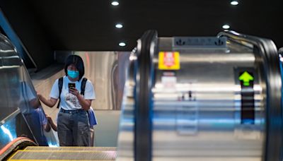 捷運龍山寺站民眾「手扶梯跌落」！撞翻2女害2傷送醫 - 社會