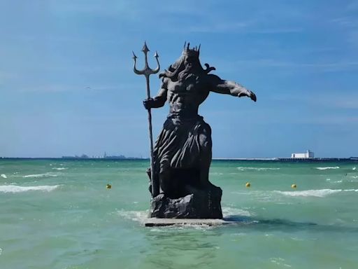 Quieren derribar una estatua de Poseidón en México para colocar un dios maya que calme los huracanes | Por las redes