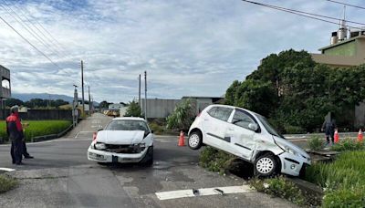 苗栗苑裡農地重劃區路口又撞 汽車卡溝險「犁田」