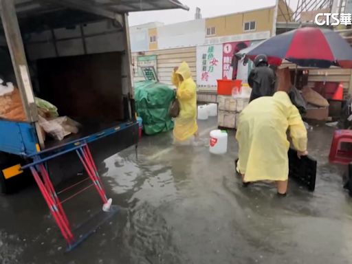 午後雷雨炸台南 永康水淹腳踝人孔蓋狂噴水