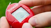 La curiosa historia del Tamagotchi, el fenómeno de la mascota virtual que causó furor y marcó un hito