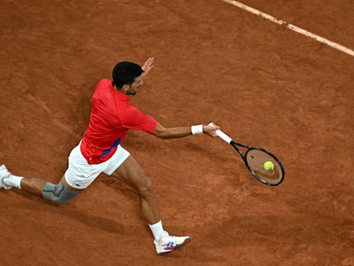 Los favoritos pasean en un arranque del tenis de París golpeado por la lluvia