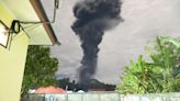 El volcán Ibu vuelve a entrar en erupción tras un mes de alta actividad en Indonesia