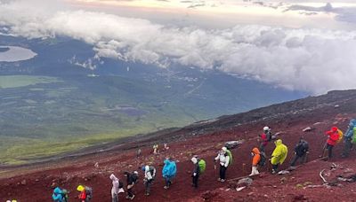 勇闖日本富士山 20名中學生在攀山專家帶領下挑戰自我