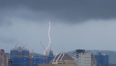 多日雷雨 鄭明典分享安全守則強調「帳篷對雷擊一點防護力都沒有」