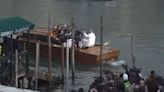 El papa llega en lancha a Venecia por el gran canal sentado en un sillón por sus problemas de movilidad