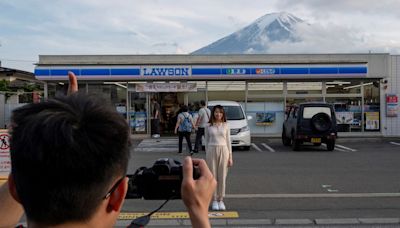 Japanese town overrun with tourists puts up view-blocking barrier near Mount Fuji