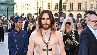Jared Leto usa vestido transparente com cueca à mostra em evento