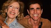 Reynaldo Gianecchini reencontra a ex-mulher, Marília Gabriela, no teatro