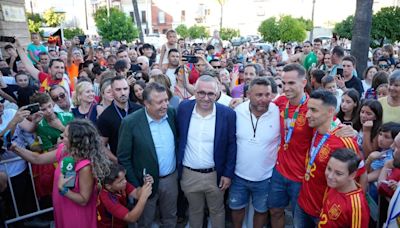 Los Palacios (Sevilla) arropa a Jesús Navas y Fabián Ruiz a su regreso de ganar la Eurocopa