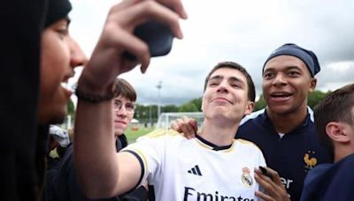 Kylian Mbappe Is Already Signing Real Madrid Shirts