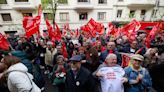 Militantes y simpatizantes del PSOE inundan Ferraz para trasladar su apoyo a Sánchez