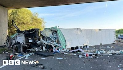 M40: Motorway shut after lorry overturns near Bicester